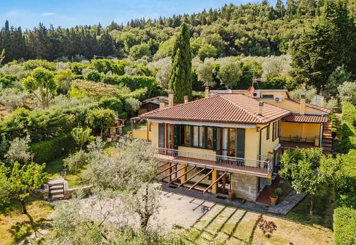 Esclusiva dimora di 440 mq disposta su tre livelli con 7 camere e 5 bagni, immersa in un parco collinare privato a Bagno a Ripoli Image 5