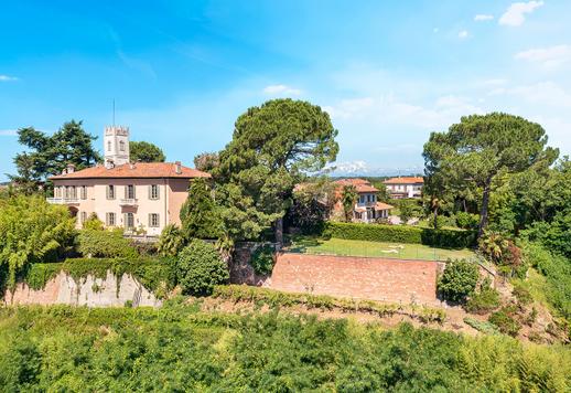 Struttura del 1260 con torretta ottocentesca e 1620 mq di interni su tre livelli con dieci camere, cinque bagni, dépendance indipendente e borgo storico disposto attorno ad una corte privata Image 3