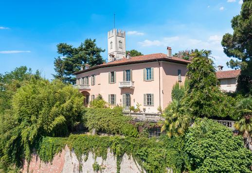 Struttura del 1260 con torretta ottocentesca e 1620 mq di interni su tre livelli con dieci camere, cinque bagni, dépendance indipendente e borgo storico disposto attorno ad una corte privata Image 4