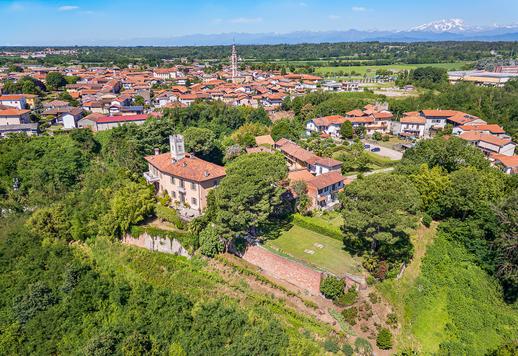 Struttura del 1260 con torretta ottocentesca e 1620 mq di interni su tre livelli con dieci camere, cinque bagni, dépendance indipendente e borgo storico disposto attorno ad una corte privata Image 2