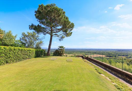 Struttura del 1260 con torretta ottocentesca e 1620 mq di interni su tre livelli con dieci camere, cinque bagni, dépendance indipendente e borgo storico disposto attorno ad una corte privata Image 6