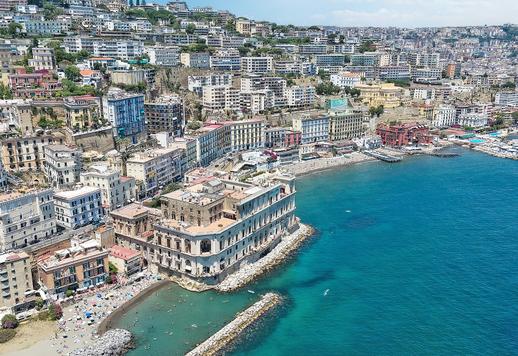 Residenza storica incastonata su superficie di 276 mq che ospita cinque camere da letto e cinque bagni Image 6