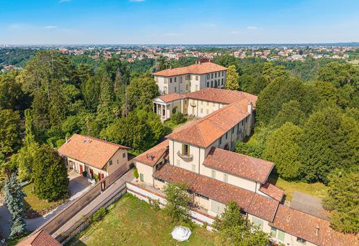 Struttura di 2000 mq articolata in quattro edifici e posizionata in giardino di 1000 mq Image 3
