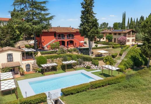 Proprietà di 721 mq complessivi distribuiti su tre edifici per sei unità abitative indipendenti per un totale di 19 camere e 13 bagni Image 1