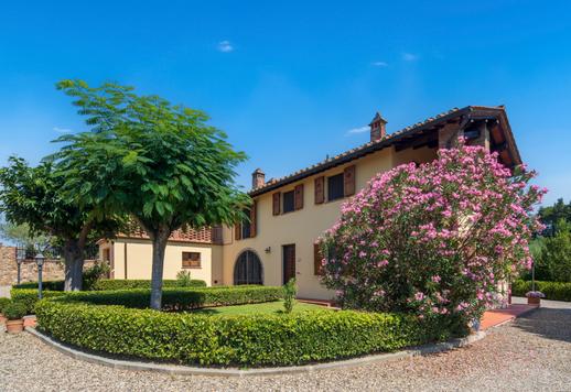 Proprietà di 721 mq complessivi distribuiti su tre edifici per sei unità abitative indipendenti per un totale di 19 camere e 13 bagni Image 8