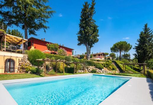 Proprietà di 721 mq complessivi distribuiti su tre edifici per sei unità abitative indipendenti per un totale di 19 camere e 13 bagni Image 4