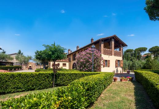 Proprietà di 721 mq complessivi distribuiti su tre edifici per sei unità abitative indipendenti per un totale di 19 camere e 13 bagni Image 7