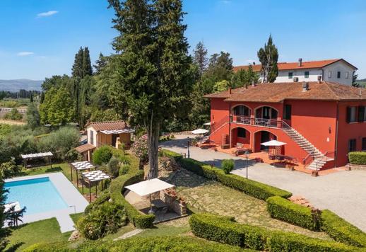 Proprietà di 721 mq complessivi distribuiti su tre edifici per sei unità abitative indipendenti per un totale di 19 camere e 13 bagni Image 2