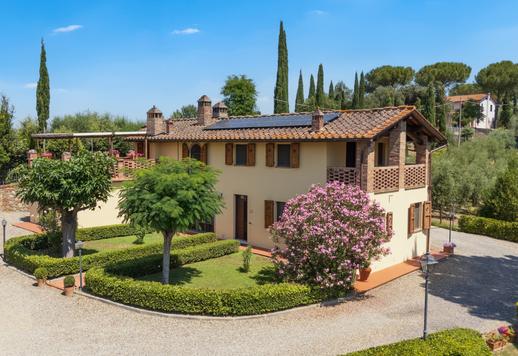Proprietà di 721 mq complessivi distribuiti su tre edifici per sei unità abitative indipendenti per un totale di 19 camere e 13 bagni Image 9