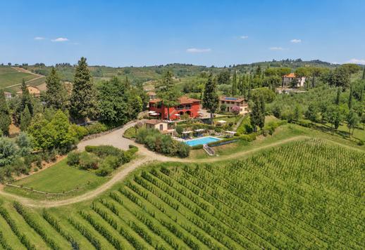 Proprietà di 721 mq complessivi distribuiti su tre edifici per sei unità abitative indipendenti per un totale di 19 camere e 13 bagni Image 3