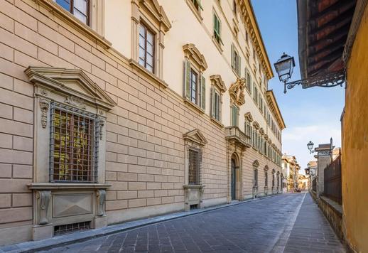 Propriété de 220 m² dotée de somptueux salons de réception, de plafonds ornés de fresques et donnant sur un jardin monumental Image 6