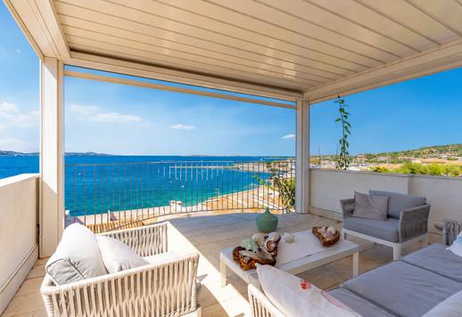 Raffinata residenza di 168 mq su tre livelli, comprensiva di 4 camere e 4 bagni, incastonata nell'esclusivo scenario costiero di Porto Rotondo Image 1