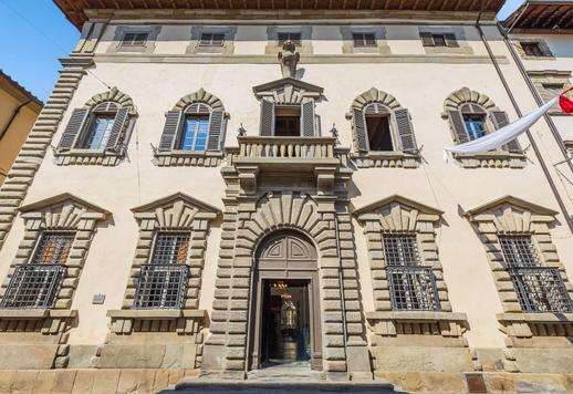 Dimora storica di 3000 mq su quattro livelli, con 30 camere, 20 bagni ed esclusiva corte interna con giardino Image 1