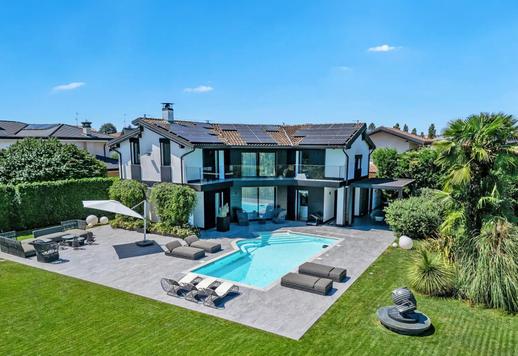 Une demeure raffinée de 350 m² sur trois niveaux, comprenant quatre chambres, aux portes de la capitale lombarde Image 1