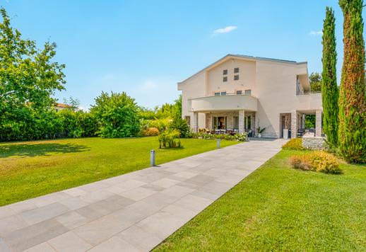 Prestigeträchtige Residenz mit 550 m² auf vier Ebenen, sechs Schlafzimmern und sechs Bädern, nur wenige Schritte vom Küstenstreifen entfernt Image 9