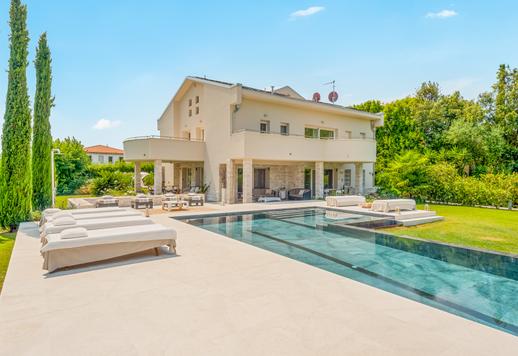 Prestigeträchtige Residenz mit 550 m² auf vier Ebenen, sechs Schlafzimmern und sechs Bädern, nur wenige Schritte vom Küstenstreifen entfernt Image 1