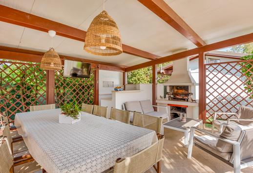 Splendida residenza di 450 mq su due livelli con sei camere e cinque bagni, immersa in un parco privato di 2500 mq a Marina di Pietrasanta, a pochi passi dal mare. Image 8