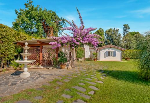 Splendida residenza di 450 mq su due livelli con sei camere e cinque bagni, immersa in un parco privato di 2500 mq a Marina di Pietrasanta, a pochi passi dal mare. Image 7