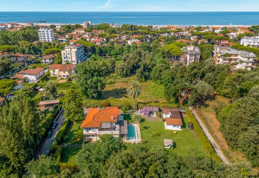 Splendida residenza di 450 mq su due livelli con sei camere e cinque bagni, immersa in un parco privato di 2500 mq a Marina di Pietrasanta, a pochi passi dal mare. Image 2