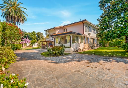 Splendida residenza di 450 mq su due livelli con sei camere e cinque bagni, immersa in un parco privato di 2500 mq a Marina di Pietrasanta, a pochi passi dal mare. Image 1