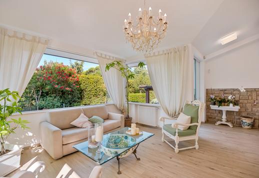 Splendida residenza di 450 mq su due livelli con sei camere e cinque bagni, immersa in un parco privato di 2500 mq a Marina di Pietrasanta, a pochi passi dal mare. Image 9