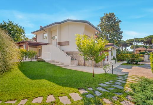 Splendida residenza di 450 mq su due livelli con sei camere e cinque bagni, immersa in un parco privato di 2500 mq a Marina di Pietrasanta, a pochi passi dal mare. Image 6