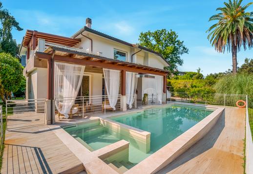 Splendida residenza di 450 mq su due livelli con sei camere e cinque bagni, immersa in un parco privato di 2500 mq a Marina di Pietrasanta, a pochi passi dal mare. Image 3
