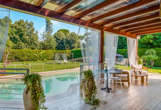 Splendida residenza di 450 mq su due livelli con sei camere e cinque bagni, immersa in un parco privato di 2500 mq a Marina di Pietrasanta, a pochi passi dal mare. Image 5