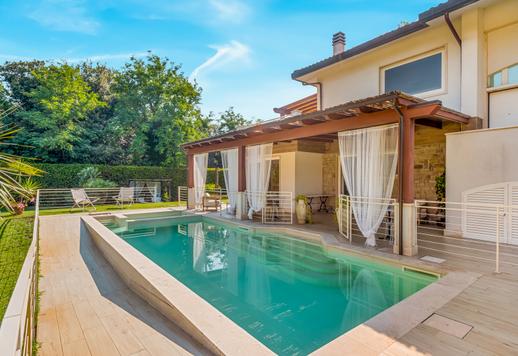 Splendida residenza di 450 mq su due livelli con sei camere e cinque bagni, immersa in un parco privato di 2500 mq a Marina di Pietrasanta, a pochi passi dal mare. Image 4