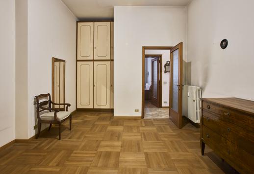 Esclusiva residenza da personalizzare con soffitti di 3,40 metri, doppia esposizione, 4 balconi, cantina e due solai Image 9
