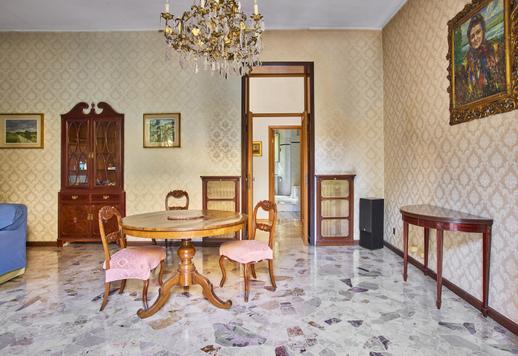 Esclusiva residenza da personalizzare con soffitti di 3,40 metri, doppia esposizione, 4 balconi, cantina e due solai Image 2