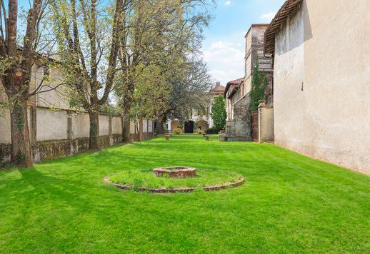 1800-luvun alun residenssi, 1525 m² kolmessa kerroksessa Ylä-Piemonten maisemissa Image 9