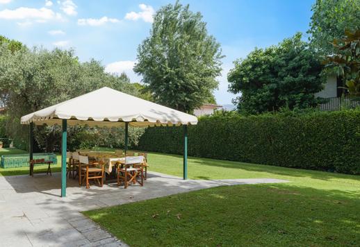 Villa van 550 m² met zwembad en een tuin van 3.000 m² in een van de meest gewilde woonwijken van Forte dei Marmi. Image 7