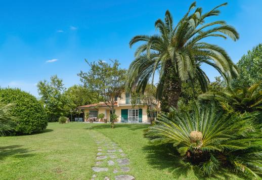 Villa van 550 m² met zwembad en een tuin van 3.000 m² in een van de meest gewilde woonwijken van Forte dei Marmi. Image 5