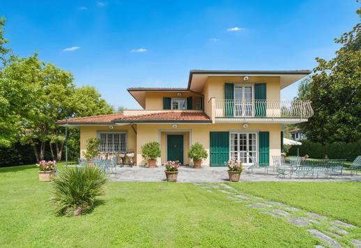 Villa van 550 m² met zwembad en een tuin van 3.000 m² in een van de meest gewilde woonwijken van Forte dei Marmi. Image 1
