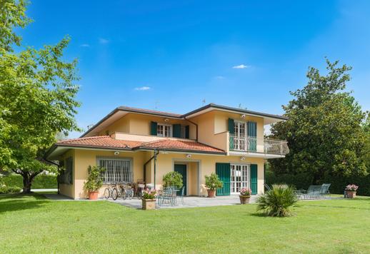 Villa van 550 m² met zwembad en een tuin van 3.000 m² in een van de meest gewilde woonwijken van Forte dei Marmi. Image 6