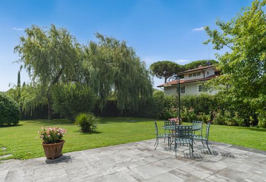 Villa van 550 m² met zwembad en een tuin van 3.000 m² in een van de meest gewilde woonwijken van Forte dei Marmi. Image 9