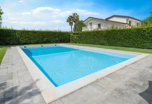 Villa van 550 m² met zwembad en een tuin van 3.000 m² in een van de meest gewilde woonwijken van Forte dei Marmi. Image 4