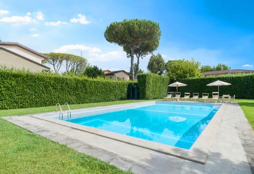Villa van 550 m² met zwembad en een tuin van 3.000 m² in een van de meest gewilde woonwijken van Forte dei Marmi. Image 3