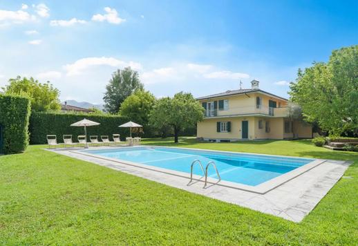 Villa van 550 m² met zwembad en een tuin van 3.000 m² in een van de meest gewilde woonwijken van Forte dei Marmi. Image 2