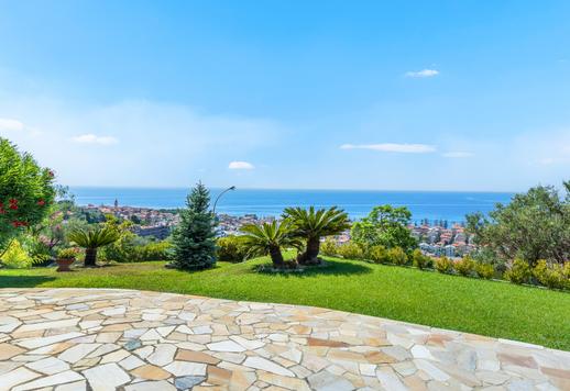 Dimora di 550 mq su quattro livelli posizionata lungo la prima collina di Bordighera nel cuore della Riviera dei Fiori Image 2