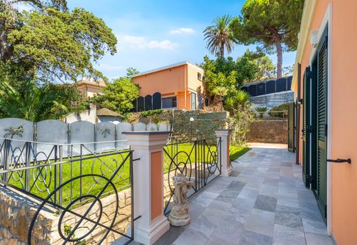 Dimora di 550 mq su quattro livelli posizionata lungo la prima collina di Bordighera nel cuore della Riviera dei Fiori Image 8