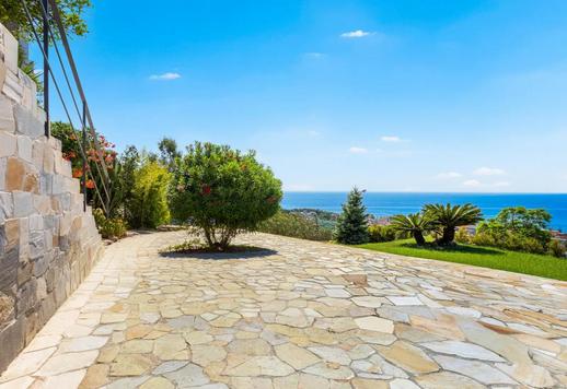 Dimora di 550 mq su quattro livelli posizionata lungo la prima collina di Bordighera nel cuore della Riviera dei Fiori Image 3