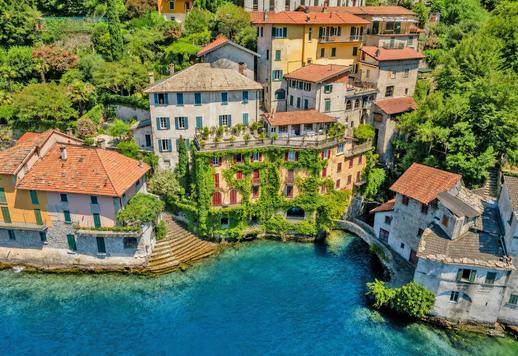 Esclusiva residenza pieds dans l’eau di 90 mq disposta su due livelli, con tre camere e due bagni, situata nella splendida cornice del borgo storico di Nesso. Image 1