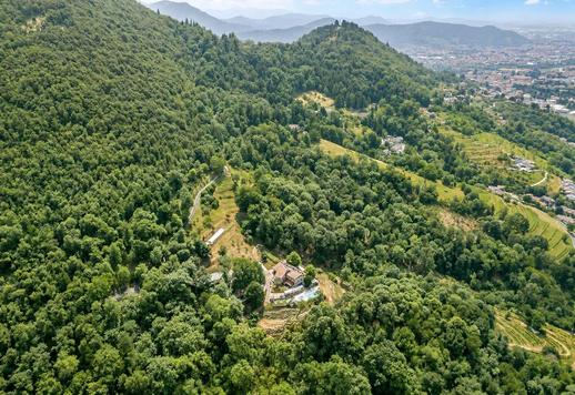 Das 1.000 m² große Anwesen erstreckt sich über zwei Ebenen und entstand aus der sorgfältigen Restaurierung eines Bauernhauses aus dem XVIII. Jahrhundert Image 2