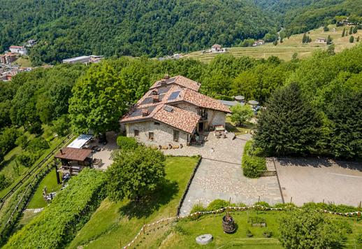 Das 1.000 m² große Anwesen erstreckt sich über zwei Ebenen und entstand aus der sorgfältigen Restaurierung eines Bauernhauses aus dem XVIII. Jahrhundert Image 3
