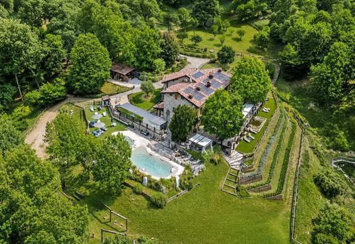 Das 1.000 m² große Anwesen erstreckt sich über zwei Ebenen und entstand aus der sorgfältigen Restaurierung eines Bauernhauses aus dem XVIII. Jahrhundert Image 1