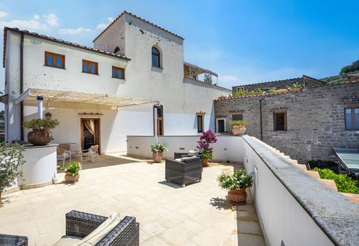 Residenza d’epoca di 375 mq, finemente ristrutturata e dotata di 582 mq di spazi esterni Image 9