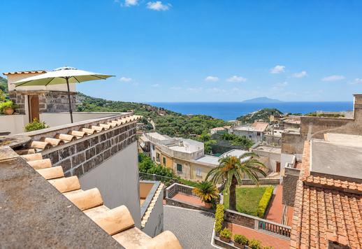 Residenza d’epoca di 375 mq, finemente ristrutturata e dotata di 582 mq di spazi esterni Image 6