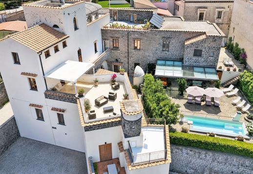 Residenza d’epoca di 375 mq, finemente ristrutturata e dotata di 582 mq di spazi esterni Image 1